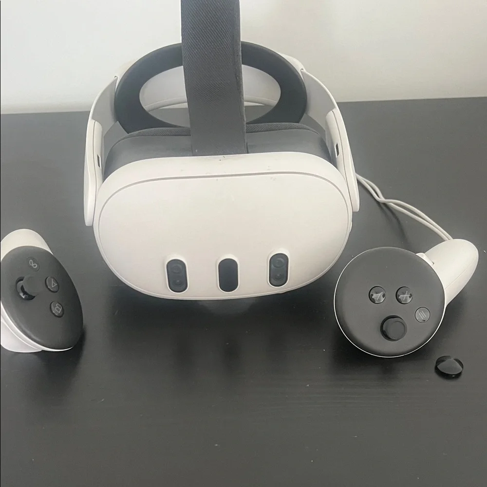 White VR Headset with Controllers - Wireless Virtual Reality Kit